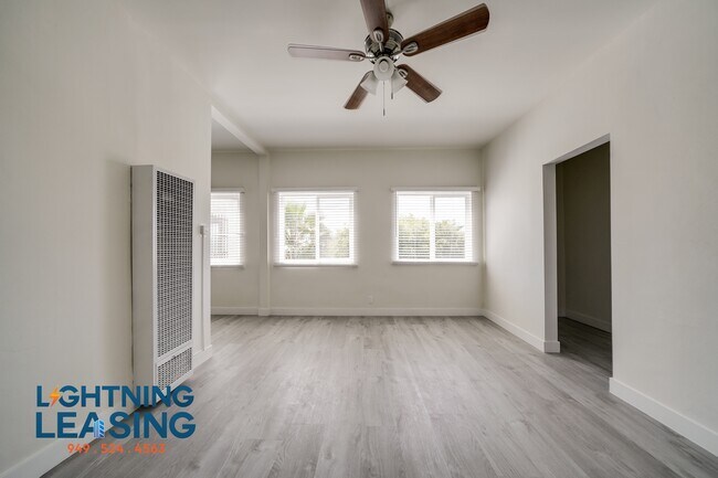 Building Photo - 402 N Coronado St