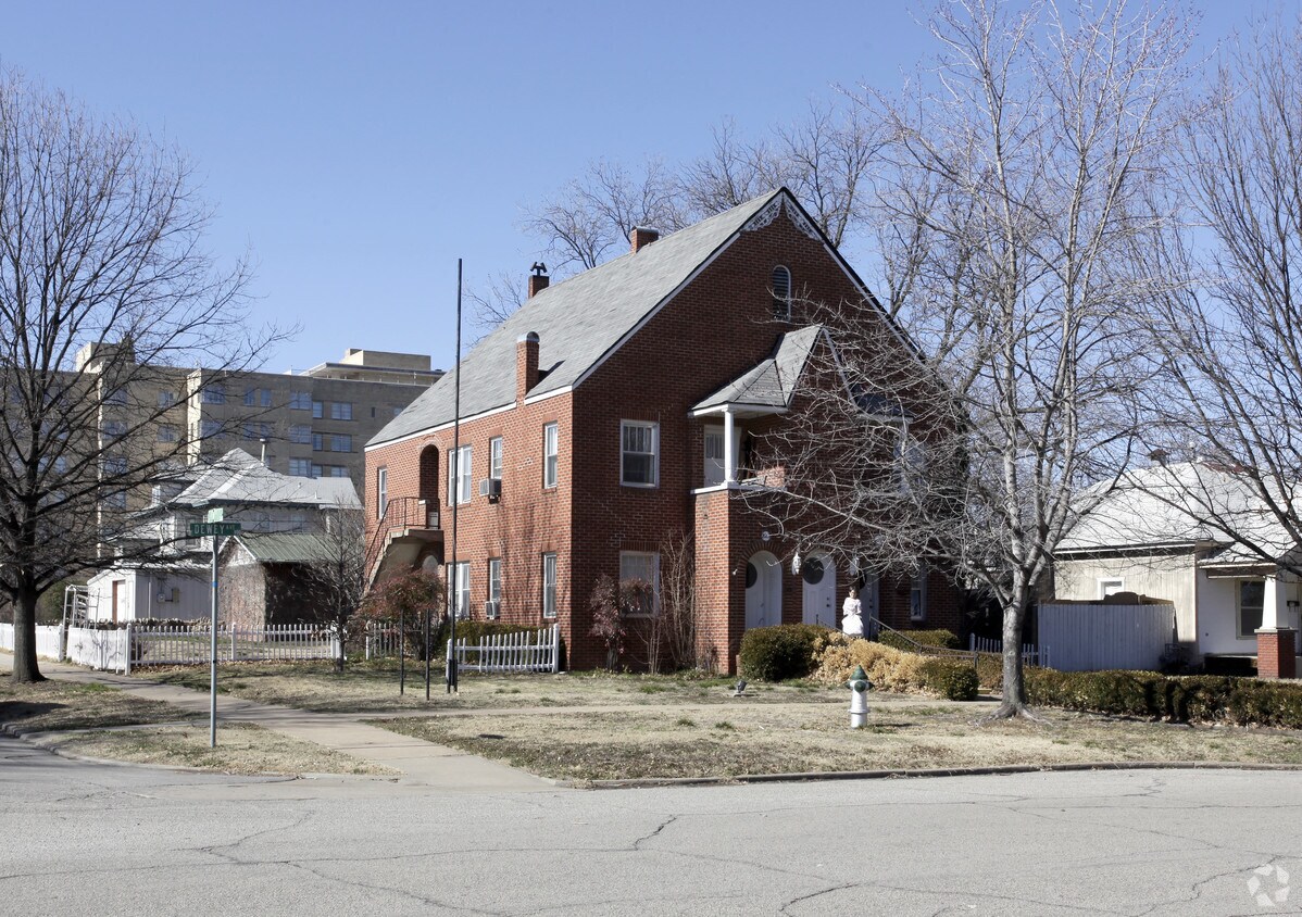Foto principal - 821-823 S Dewey Ave