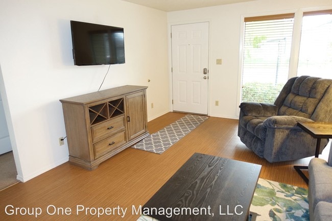 Building Photo - 2 br, 1 bath House - 6999 W. Freemont St.