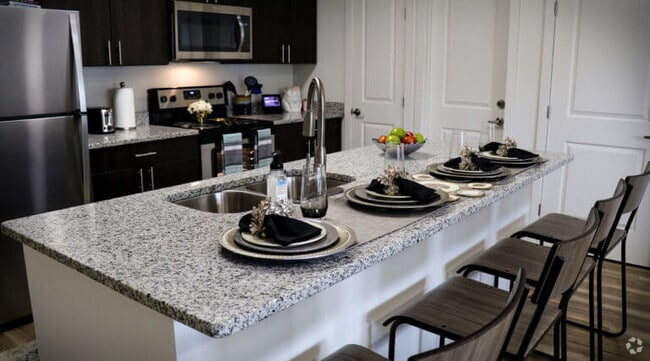 4BR, 4BA - Lakeside Commons Townhomes & Apartments