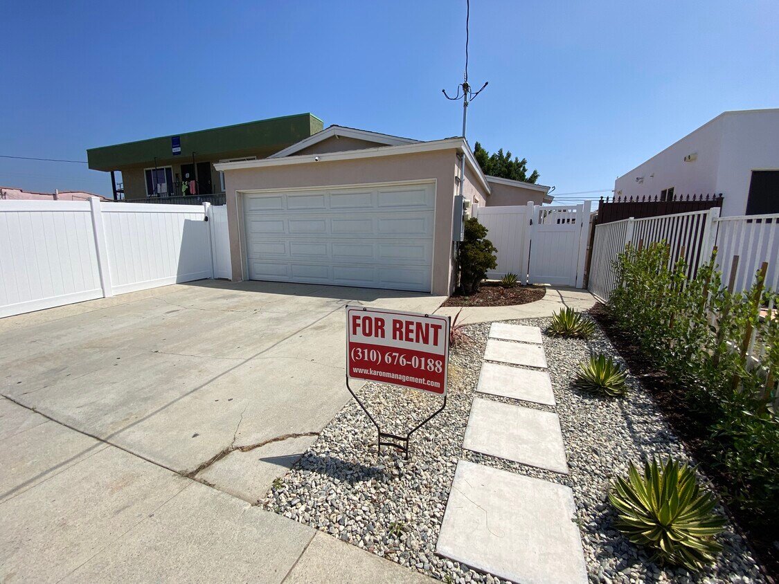 Building Photo - 11634 Cedar Ave