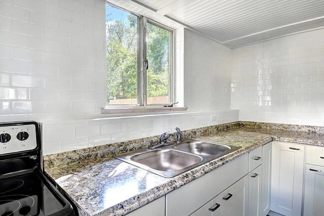 Foto del edificio - PRICE DROP!!!  Beautiful 3 Bed / 1 Bath Garden Apartment in Prime Boulder Location!