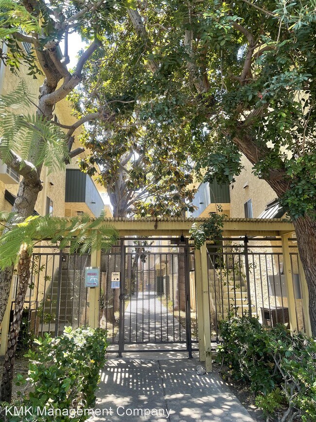 Building Photo - 1 br, 1 bath Apartment - 12610,16,18,26 Mi...