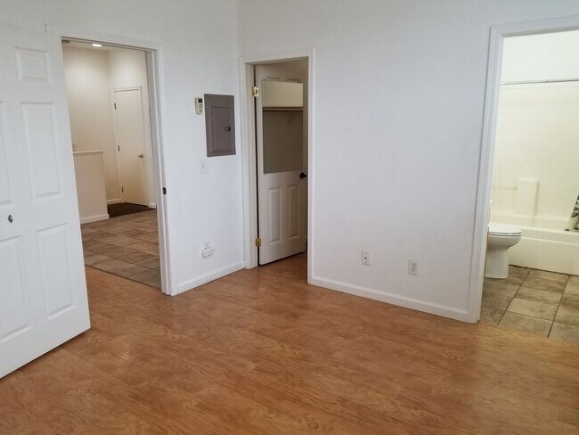Foto del edificio - Cute 1 Bed/1 bath In-Law Unit