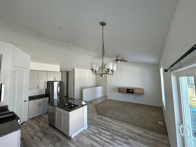 Building Photo - 260 W Box Creek Dr