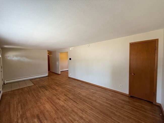 Foto del edificio - Crestline Ave/Lakeview St (Triplex)