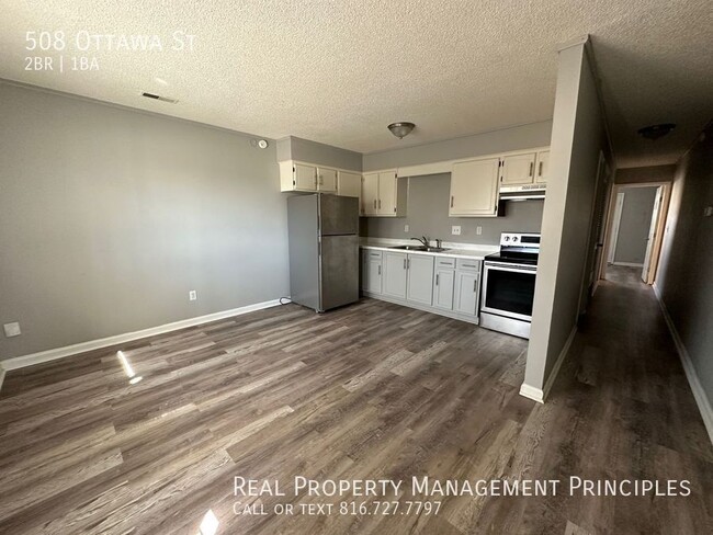 Building Photo - Pet Friendly Remodeled 2 Bedroom Townhouse...