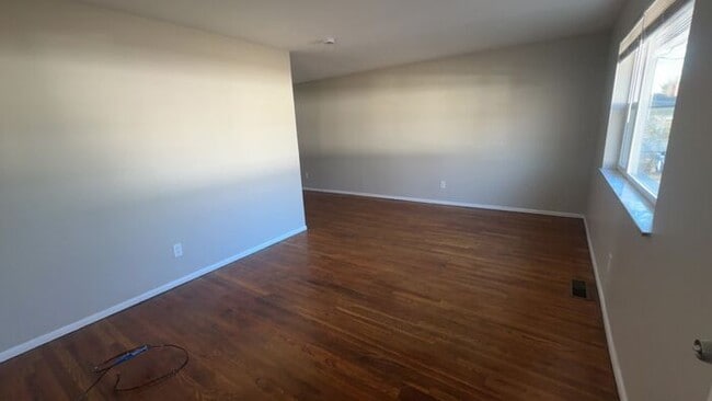 Foto del edificio - Renovated, Spacious, Private Street, Covered Parking, Full Basement