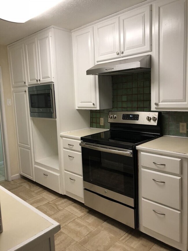 Building Photo - 3 br, 2 bath House - 6073 Edgewater Dr