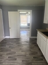 Building Photo - 715 W 4th St