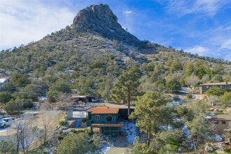 Building Photo - 320 Circle P Dr