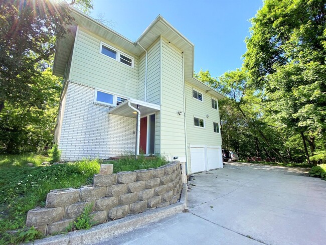 Building Photo - Woodland Duplex (3019/3021)