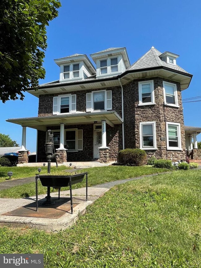 Building Photo - 2080 Milford Square Pike