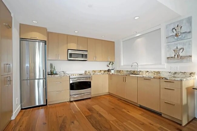 Building Photo - 2449 Kings Av