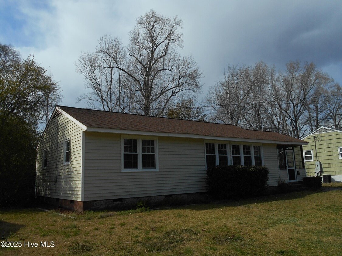 Building Photo - 1007 River St
