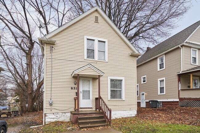 Building Photo - New 3 Bed 2 bath home