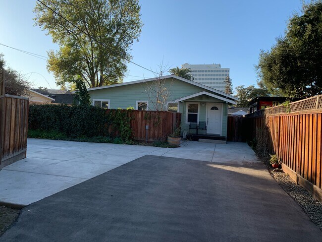 Photo's left -> parking - 466 View St