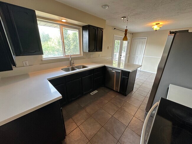Foto del edificio - Orem - Single Family (Double kitchen)