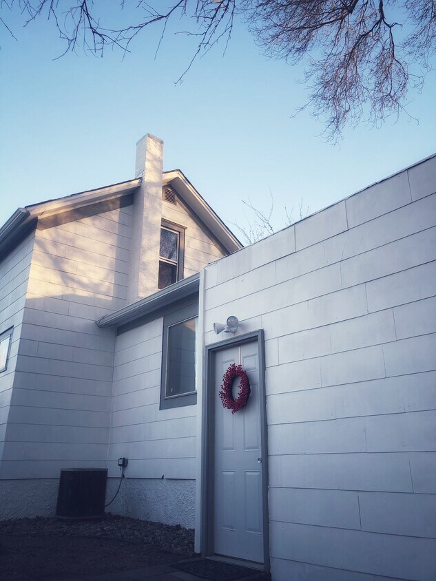 Side Entrance to Basement Unit - 209 S Willow Ave