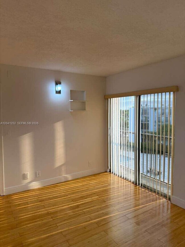 Foto del edificio - 8610 N Sherman Cir