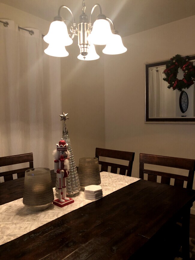 Foto del edificio - 2468 Bay Hill Ave