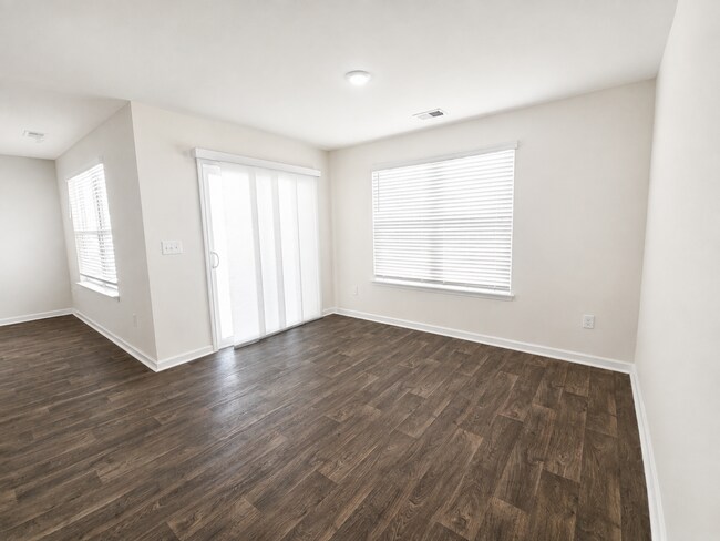 Foto del edificio - Beautiful 3 Bedroom Home with a Fenced Backyard