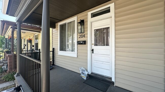 Building Photo - 204 W Carpenter Ave