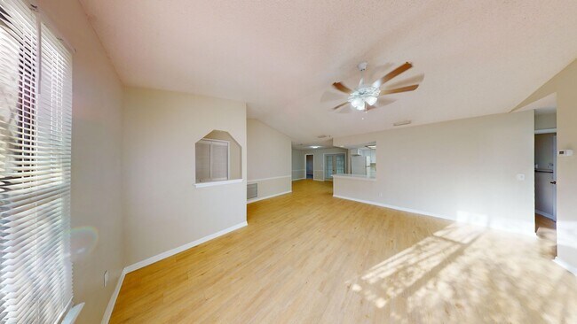 Building Photo - 3 Bedroom 2 Bathroom Brick Home w/ 2-Car G...