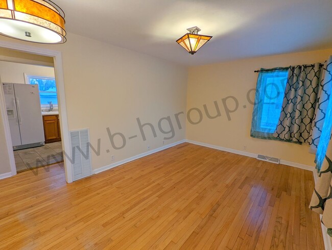Building Photo - Amazing Location!