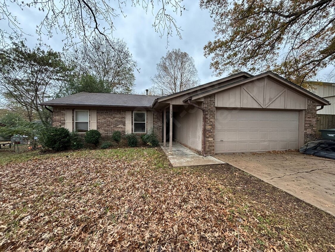 Foto principal - 3 bedroom Home on East side of Fayetteville!!