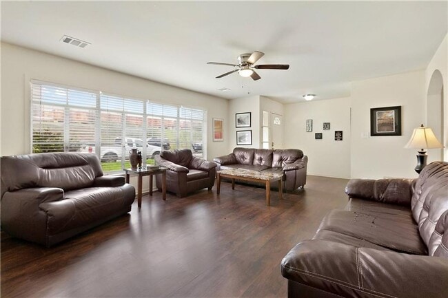 Building Photo - Duplex 11 Bedrooms 6 Baths Available August 2025