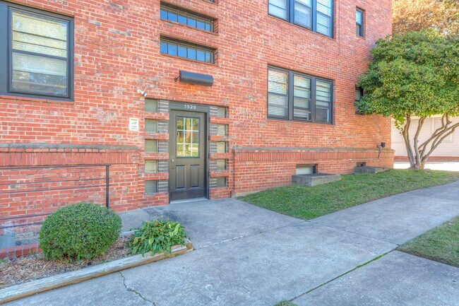 Foto del edificio - 1524 E 17th St