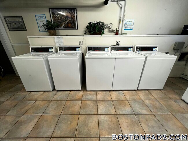 Building Photo - 518 Cambridge St