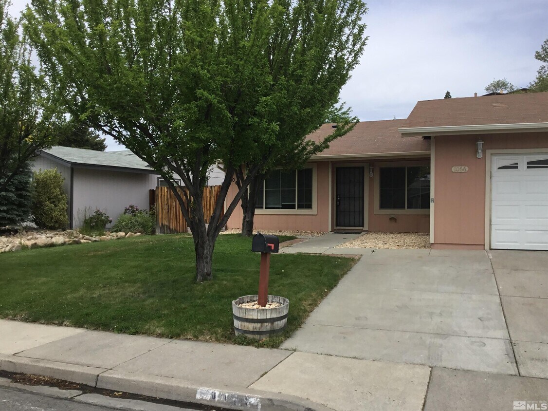 Primary Photo - 1066 Palmwood Dr
