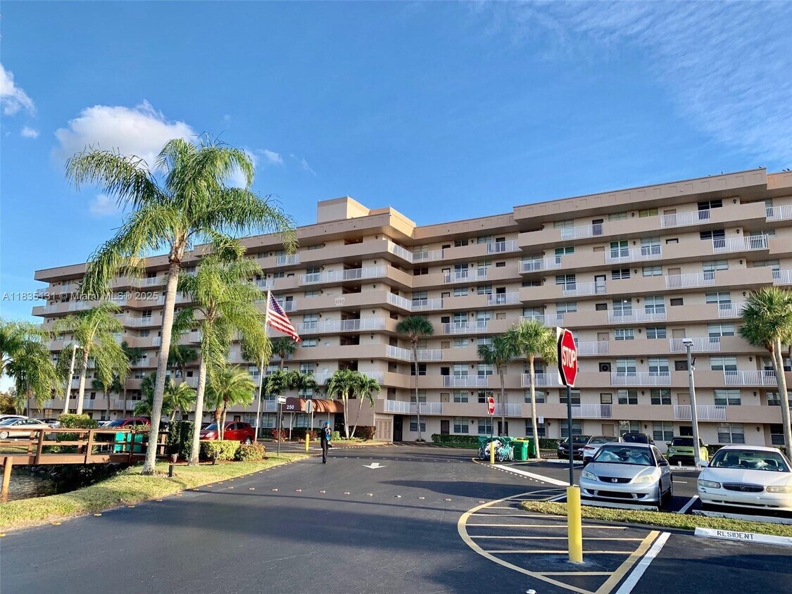 Foto principal - 250 Jacaranda Dr