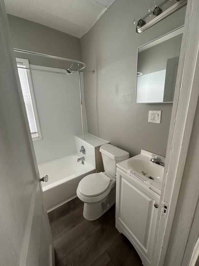 Building Photo - 2bd DOWNSTAIRS DUPLEX Cash Pay/Section 8