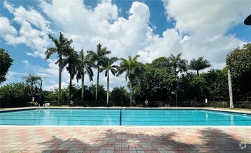 Building Photo - 9350 Fontainebleau Blvd