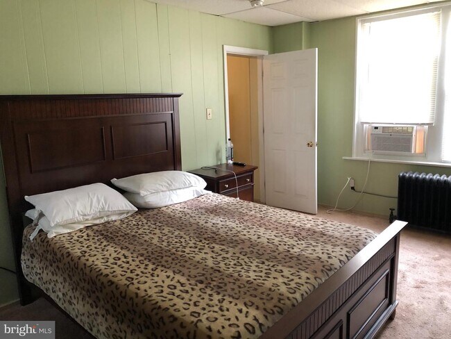 Foto del edificio - 214 W 3rd Ave