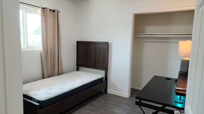 Foto del edificio - 1262 W 24th St