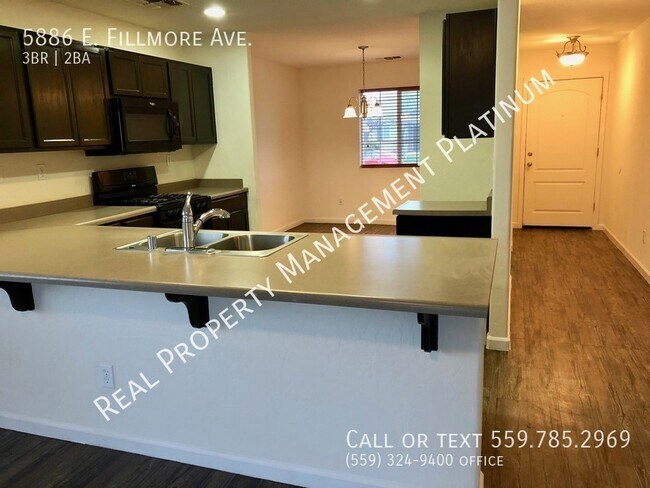 Foto del edificio - $2,100- Fowler & Belmont 3 Bedroom Home - ...