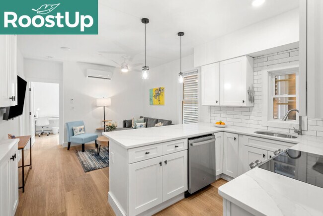 Foto del edificio - Furnished private bedroom with private ensuite bath