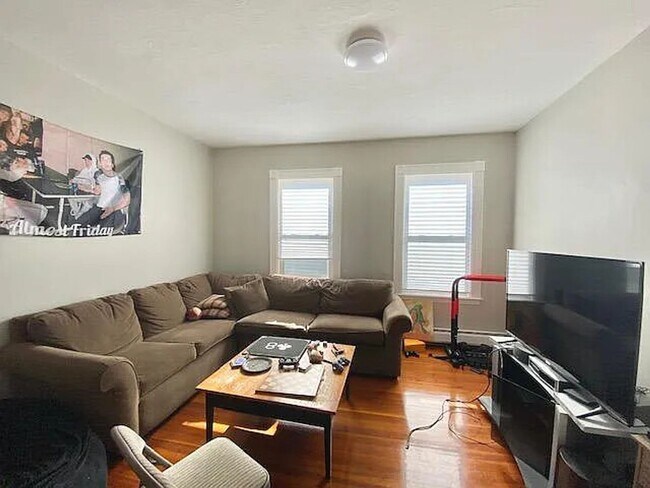 Foto del edificio - NO BROKER FEE ~ SPACIOUS MISSION HILL 3 BED AVAILABLE 9/1