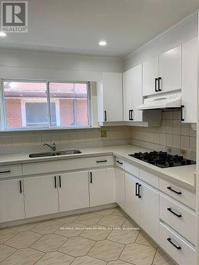 Photo du bâtiment - 351 Queen Victoria Dr