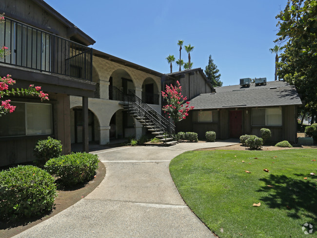 Building Photo - Casa Del Rey Apartments