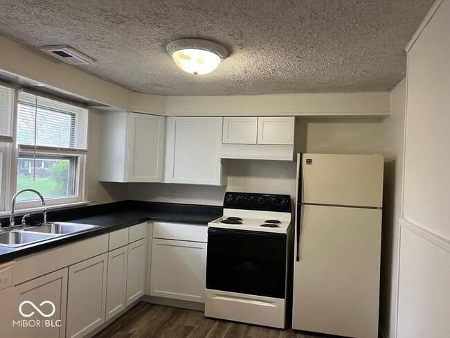 Building Photo - 741 N Rangeline Rd N