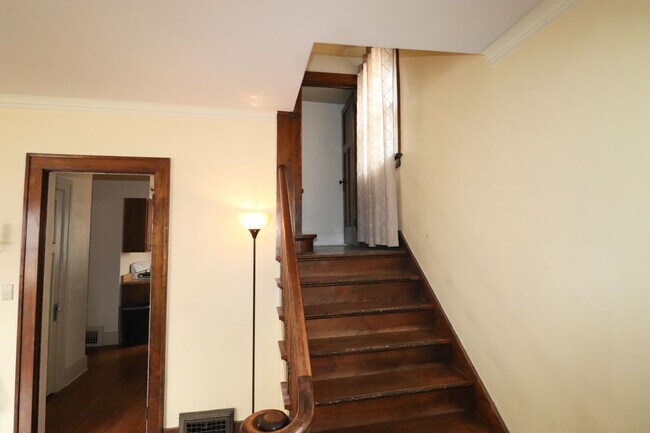 Foto del edificio - Spacious 4 Bedroom Home with Classic Charm