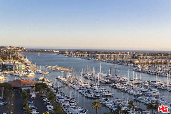 Building Photo - 13700 Marina Pointe Dr