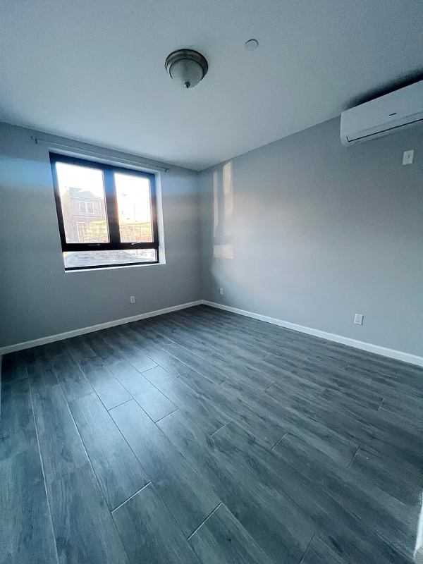 Foto del edificio - 7302 Woodside Ave