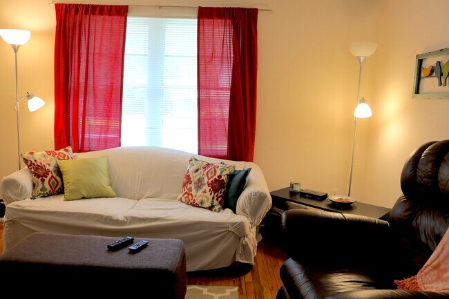 Living room - 105 E Glenwood Dr