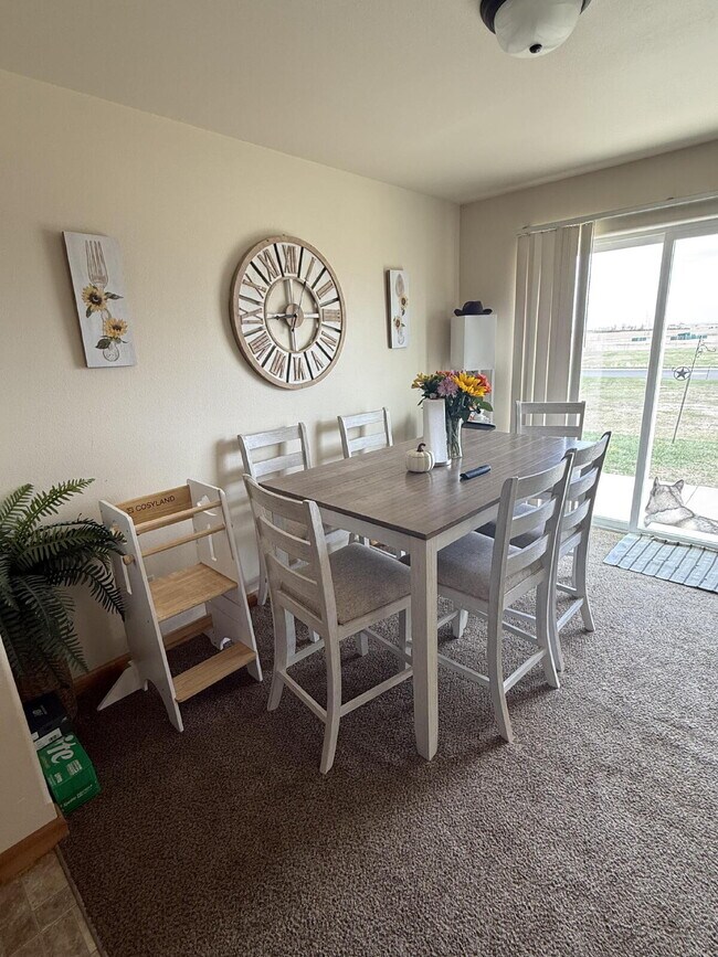 Foto del edificio - "Spacious 3-Bed & 2.5 Baths in 1700 Sq Ft!"